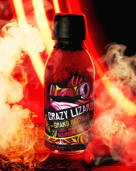 Botella de Grand Reserve de Crazy Lizard entre llamas y humo