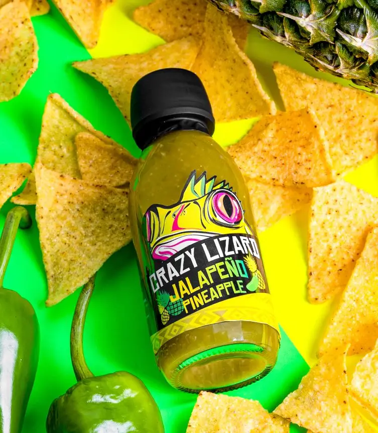 Botella de salsa Jalapeño Pineapple de Crazy Lizard sobre nachos