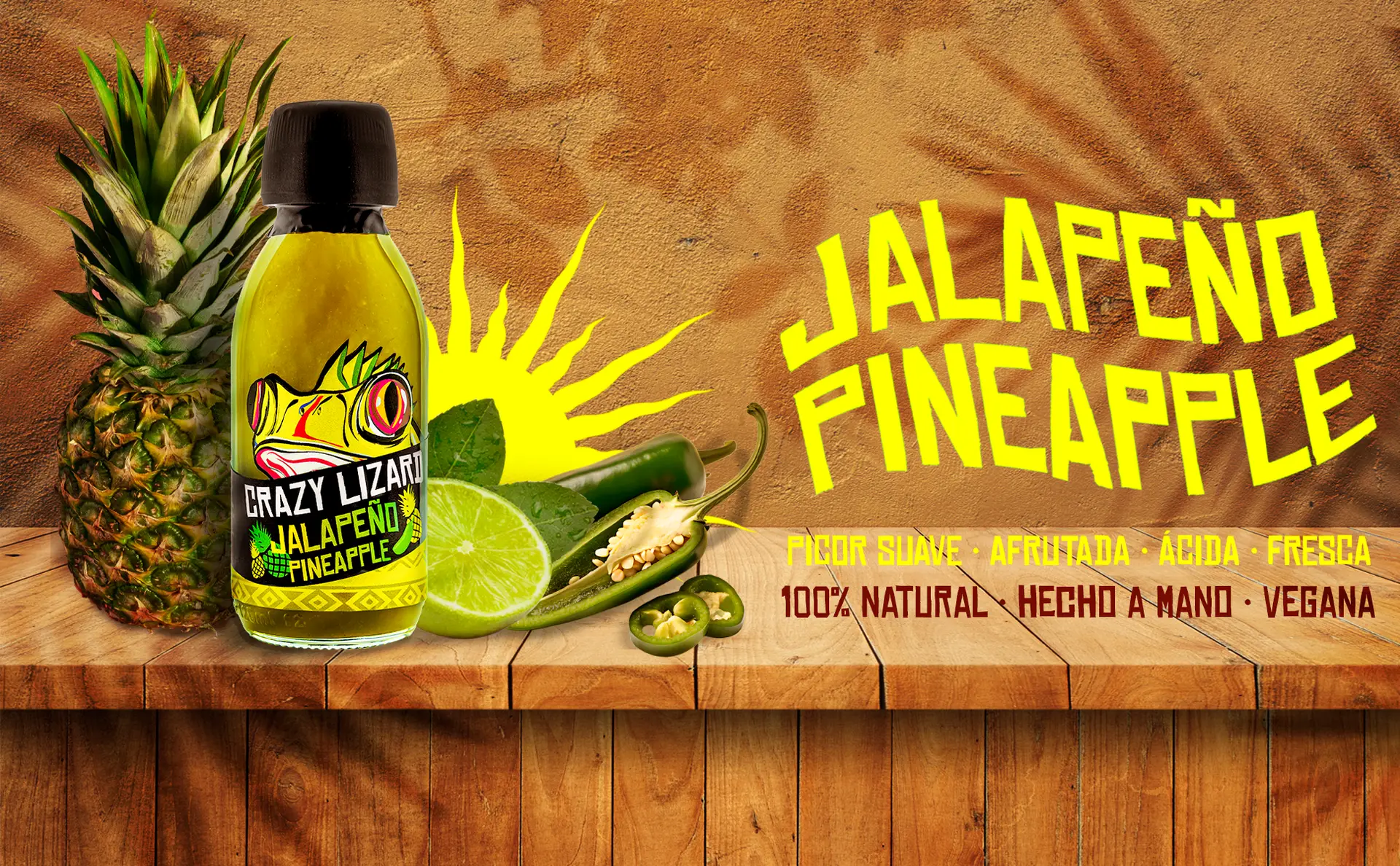 Salsa Jalapeño Pineapple de Crazy Lizard junto a una piña