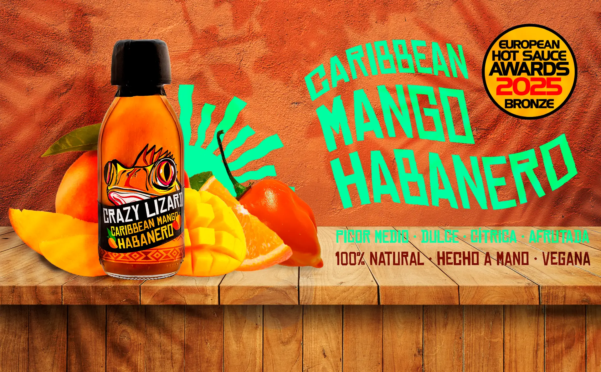 Salsa Caribbean Mango Habanero de Crazy Lizard junto a un mango