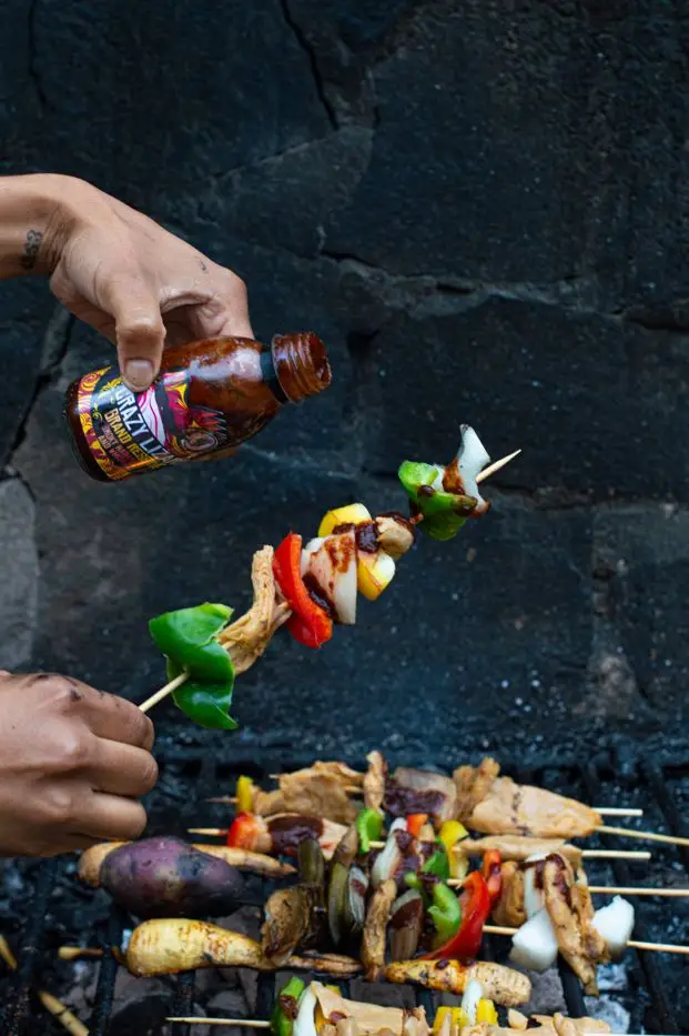 Brocheta a la brasa regada con salsa picante Crazy Lizard
