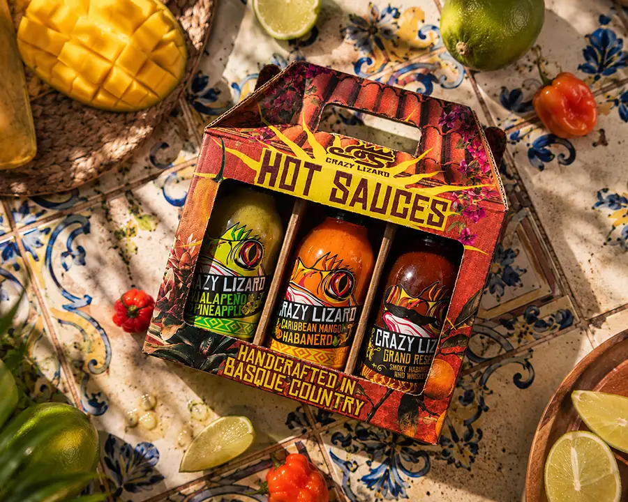 The Brutal Pack de Crazy Lizard: caja con tres salsas picantes artesanales sobre una mesa